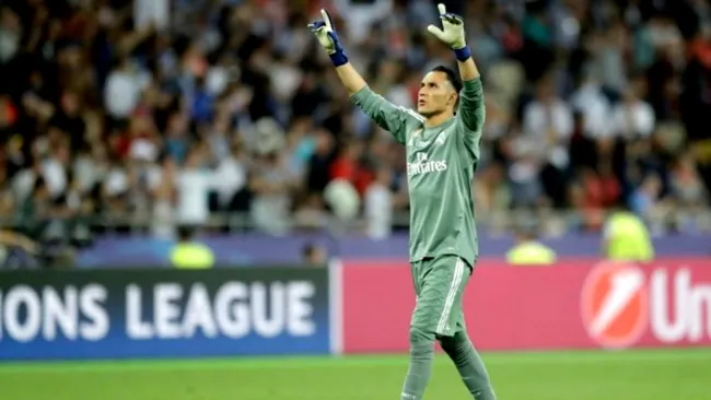 Keylor Navas celebra un gol ante el Liverpool
