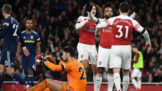 Jugadores del Arsenal festejan un gol contra el Fulham 