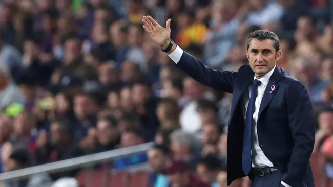 Ernesto Valverde da instrucciones desde el banquillo del Barça