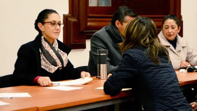 Claudia Sheinbaum atiende a una ciudadana en audiencia pública