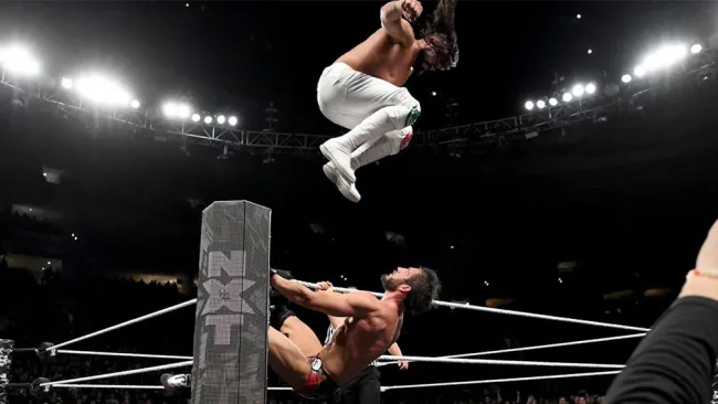 Andrade 'Cien' Almas en su lucha contra Johnny Gargano