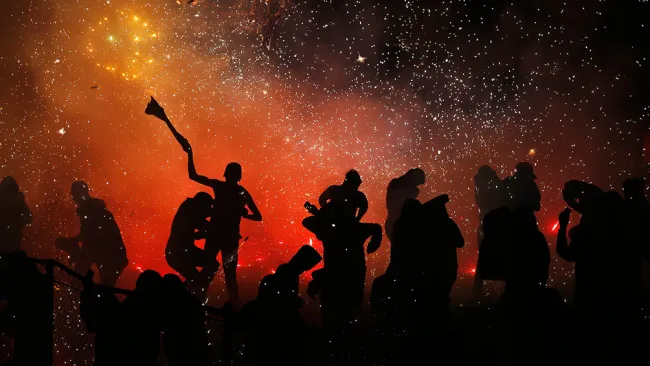 Personas disfrutan de fuegos artificiales