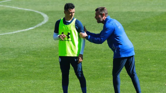 Yoshimar escucha atento las indicaciones de Caixinha 