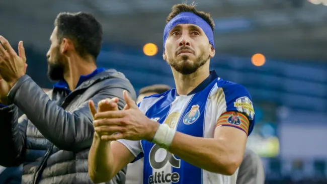 Héctor Herrera aplaude después de un partido
