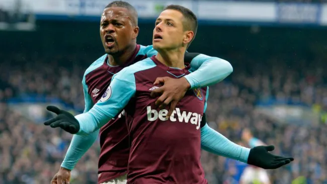 Chicharito festeja gol con los Hammers