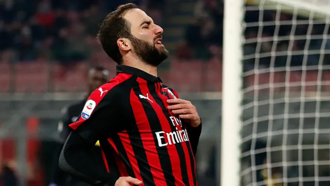Higuaín se lamenta en un partido con el Milan