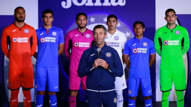 Jugadores del Cruz Azul durante la presentación del nuevo uniforme