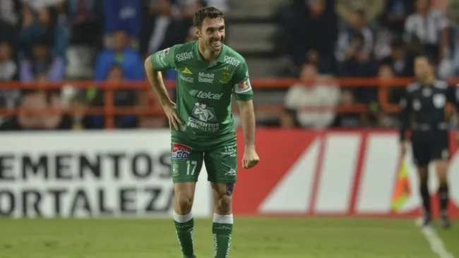 Mauro Boselli durante un juego con el León