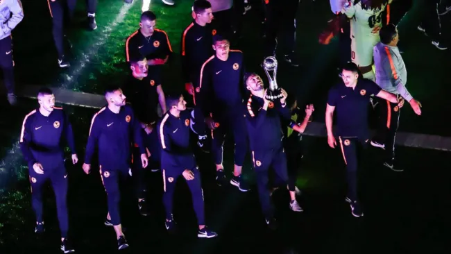 Jugadores de América festejan el título 13 con su afición