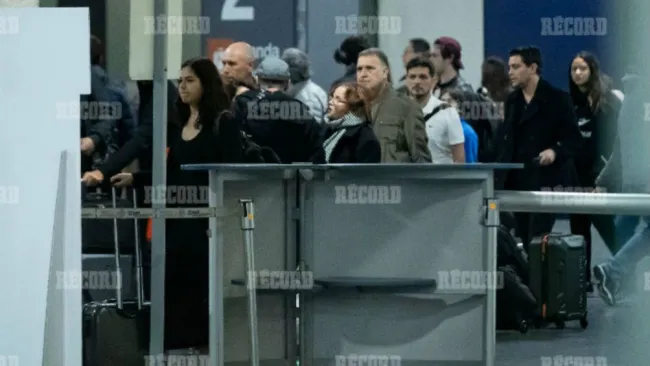 ‘Tata’ Martino (chamarra café) a su llega a la Ciudad de México