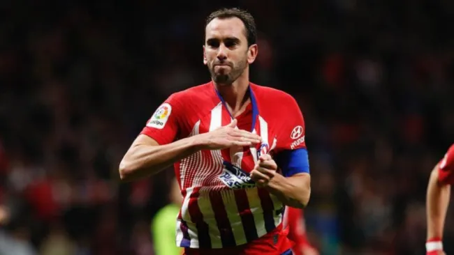 Diego Godín festeja un gol con el Atlético de Madrid