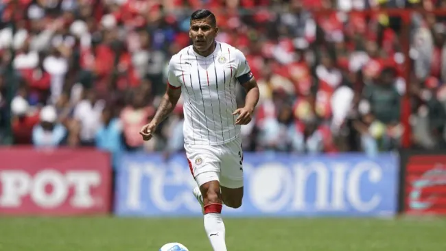 Salcido durante un partido de Chivas