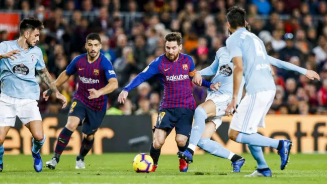 Messi conduce el balón en el juego entre Barcelona y Celta
