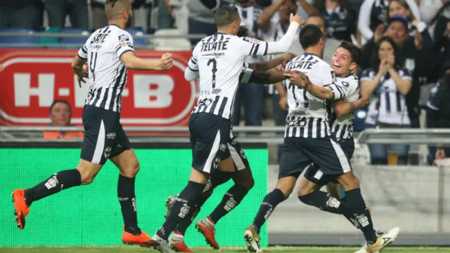 Jugadores de Monterrey celebran anotación contra Tuzos