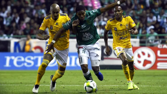 Guido Pizarro y Yairo moreno en disputa del balón