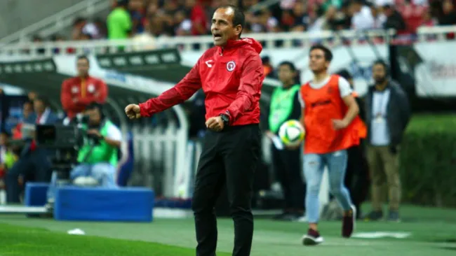 Oscar Pareja durante el juego contra Chivas