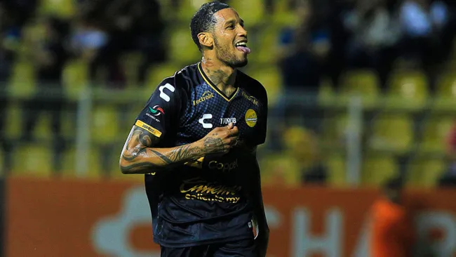 Vinicio Angulo festeja gol con Dorados