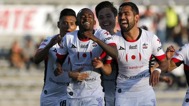 Lobos BUAP celebra su anotación frente a Santos Laguna 
