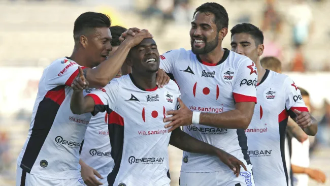 Yago Da Silva celebra luego de su anotación frente a Santos Laguna