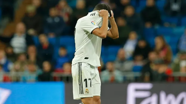 Lucas Vázquez se lamenta tras su expulsión frente a la Real Sociedad