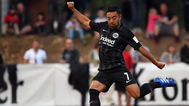 Marco Fabián realiza un disparo con el Frankfurt