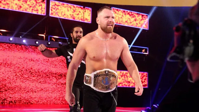 Dean Ambrose antes de ser atacado por Seth Rollins