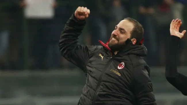 Higuaín festeja un triunfo del Milan