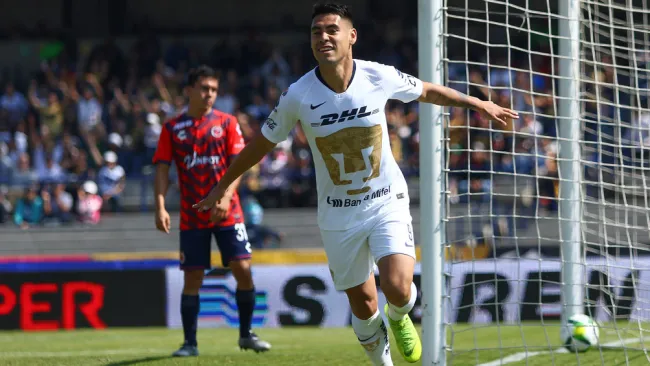 Felipe Mora celebra un gol con Pumas antes de ser anulado