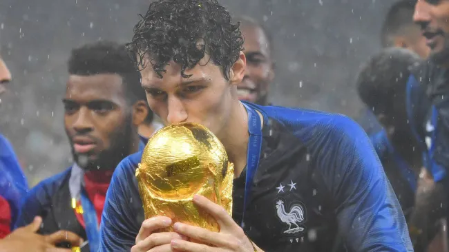 Pavard besa la Copa del Mundo ganada en Rusia 