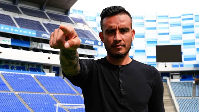 Jesús Zavala en sesión de fotos con RÉCORD 