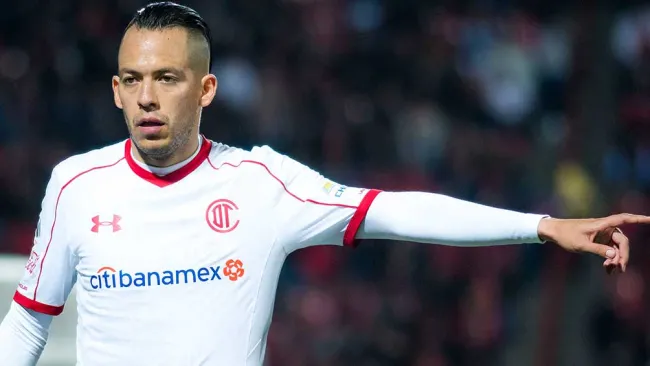 Rodrigo Salinas en un partido con Toluca