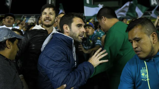 Boselli ingresa a las tribunas del Estadio León