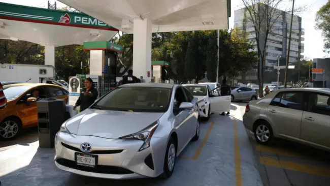 Automovilistas esperan en gasolinería