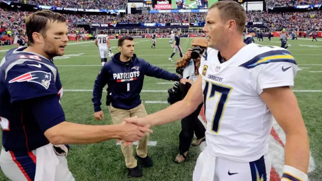 Tom Brady y Philip Rivers se saludan tras un partido