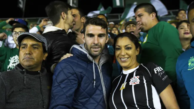 Boselli se toma foto con aficionada en partido del León 