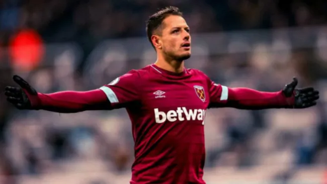 Chicharito reclama una falta en encuentro del West Ham United 