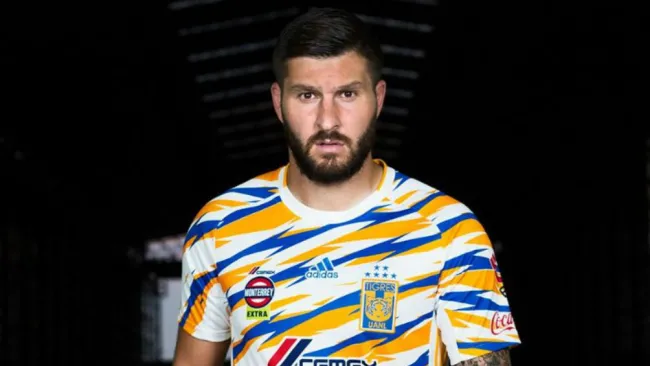 Gignac posa con la nueva elástica de losTigres