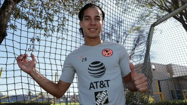 Diego Lainez en sesión de fotos con RÉCORD