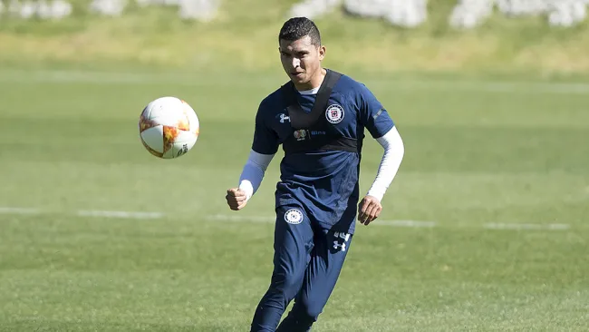 Orbelín Pineda en entrenamiento con Cruz Azul