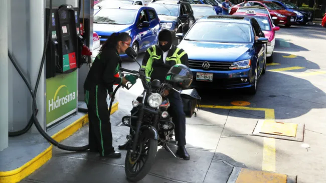 Motociclista le pone gasolina a su medio de transporte 