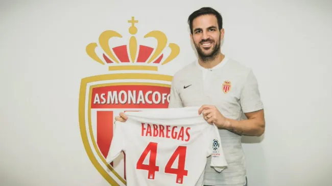 Cesc Fàbregas posa con el jersey del Mónaco