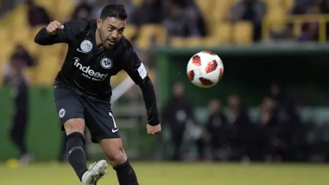 Marco Fabián durante un partido con el Eintracht Franfkurt