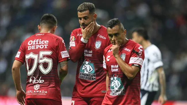 Jugadores de Pachuca después de caer contra Monterrey
