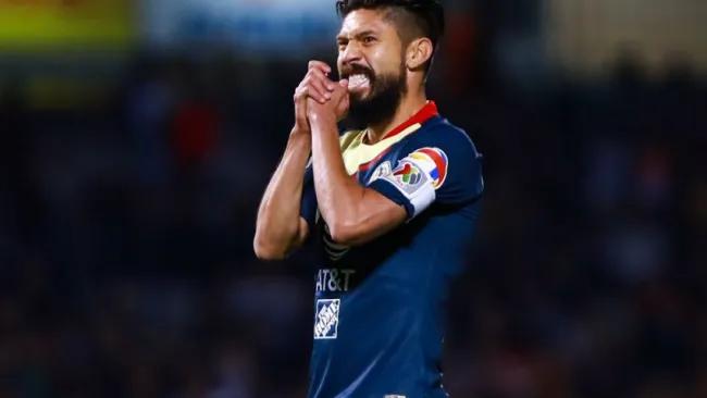 Oribe Peralta durante un partido del América