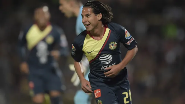 Diego Lainez festeja gol en su paso con América