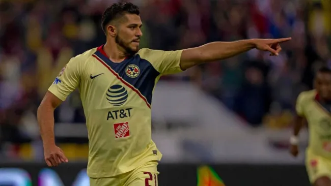 Henry Martín festeja su gol contra el Atlas