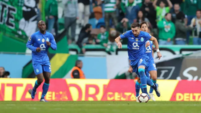 Herrera conduce el balón en encuentro contra Sporting de Lisboa 