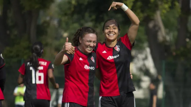 Jugadoras de Atlas Femenil festejan un gol contra Chivas en el C2019