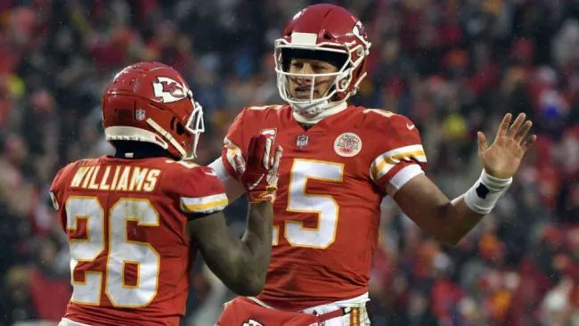 Williams y Mahomes celebran una anotación de los Chiefs