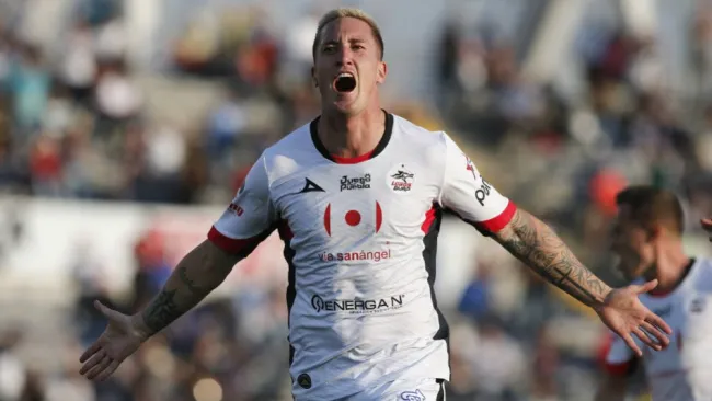 Leonardo Ramos festeja un gol con Lobos BUAP